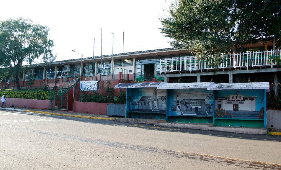 Recursos descentralizados garantem obras mais rápidas Colégio Estadual de Marmeleiro recebeu verba descentralizada para pintura e manutenção da quadra esportiva. 15-05-14.