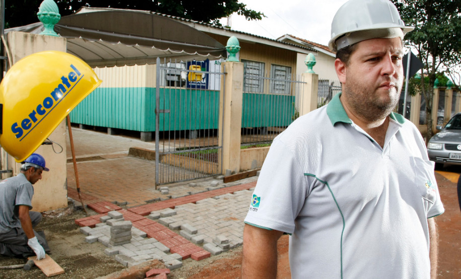 Recursos descentralizados garantem obras mais rápidas Empresário Eduardo Grandi no Colégio Estadual Professora Déa Alvarenga, que recebe reformas. 11-03-14.