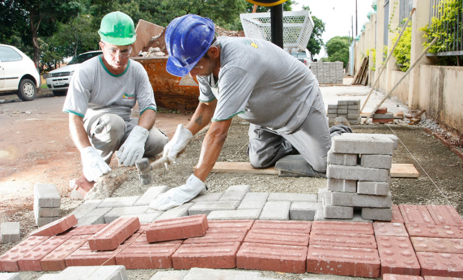 Recursos descentralizados garantem obras mais rápidas Empresário Eduardo Grandi no Colégio Estadual Professora Déa Alvarenga, que recebe reformas. 11-03-14.