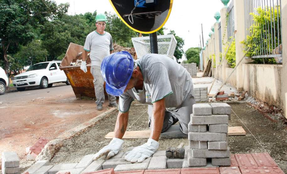 Recursos descentralizados garantem obras mais rápidas Empresário Eduardo Grandi no Colégio Estadual Professora Déa Alvarenga, que recebe reformas. 11-03-14.