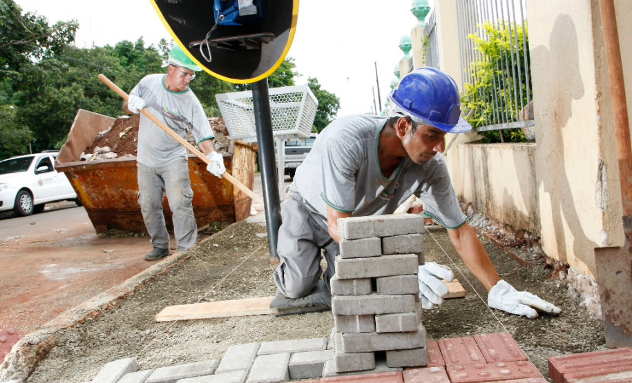 Recursos descentralizados garantem obras mais rápidas Empresário Eduardo Grandi no Colégio Estadual Professora Déa Alvarenga, que recebe reformas. 11-03-14.