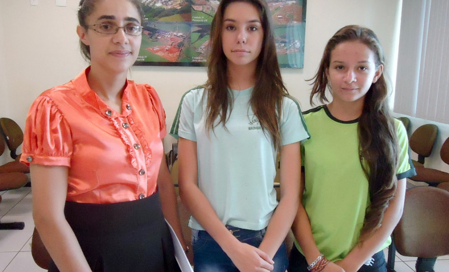 Alunos do ensino médio de Tuneiras do Oeste visitaram a usina Santa Terezinha, unidade de Tapejara, que produz álcool e açúcar.