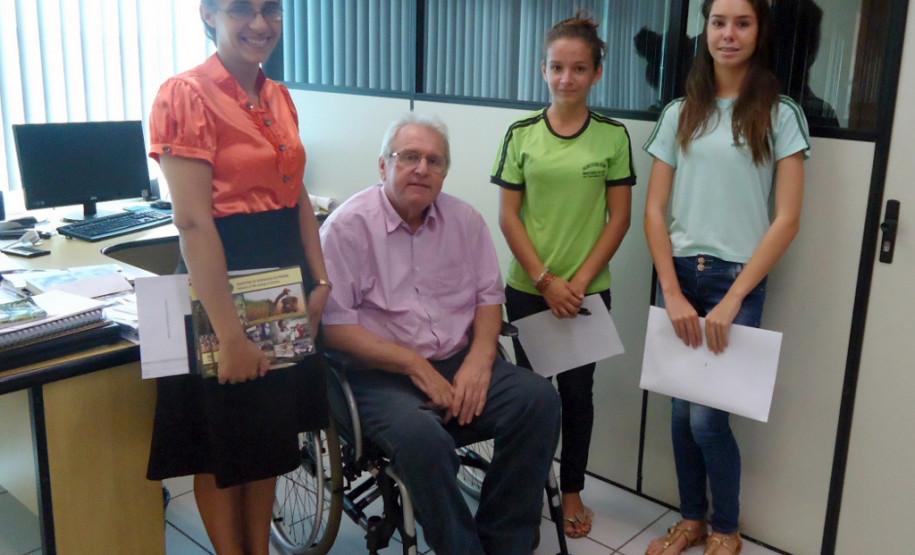 Alunos do ensino médio de Tuneiras do Oeste visitaram a usina Santa Terezinha, unidade de Tapejara, que produz álcool e açúcar.