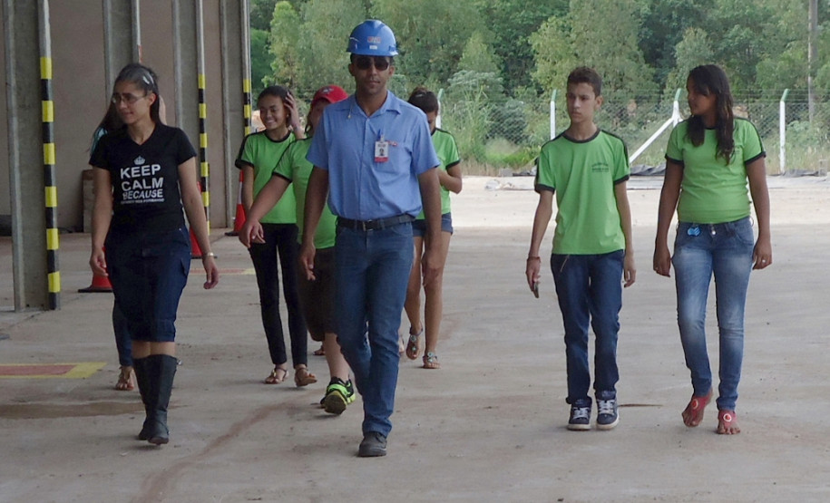 Alunos do ensino médio de Tuneiras do Oeste visitaram a usina Santa Terezinha, unidade de Tapejara, que produz álcool e açúcar.