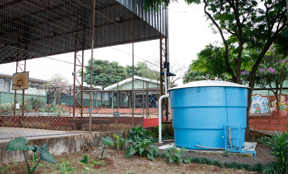 Colégio Estadual Amâncio Moro, em Corbelia, caixa d'água para captação da água de chuva. 27-05-14.