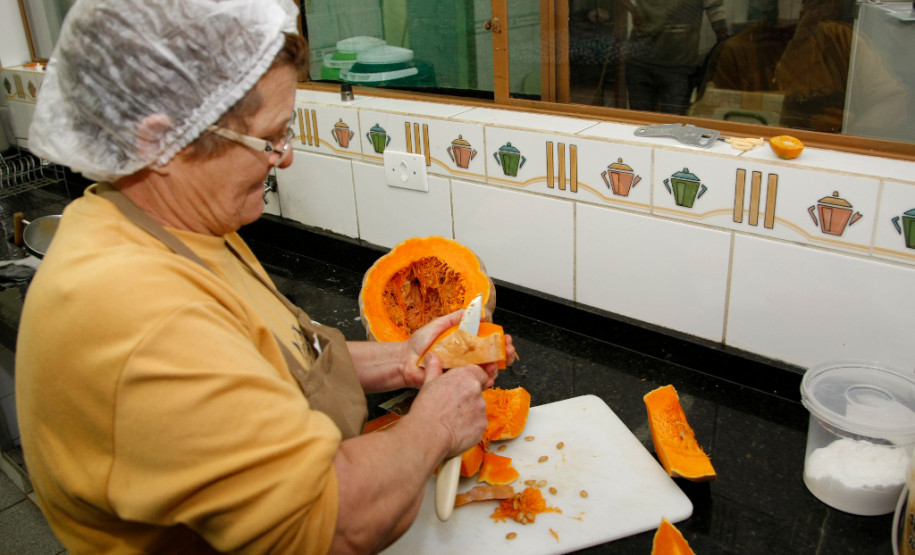 Colégio Estadual Amâncio Moro, em Corbélia, na foto a merendeira Mafalda Luiza de Macedo corta abóbora para fazer pão. 27-05-14.