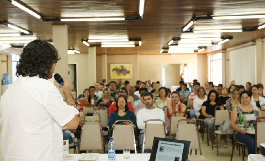 Cada um dos seis simpósios tem participação de 500 professores da rede estadual de ensino. Oficinas, palestras e discussões fazem parte do evento.