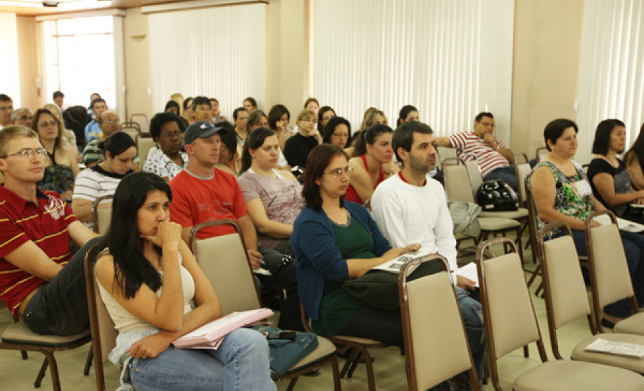 Cada um dos seis simpósios tem participação de 500 professores da rede estadual de ensino. Oficinas, palestras e discussões fazem parte do evento.