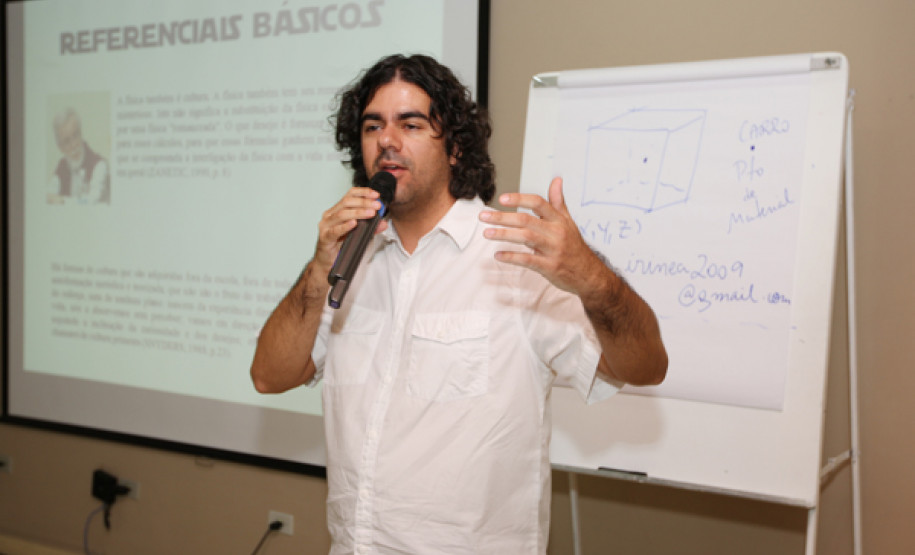 Cada um dos seis simpósios tem participação de 500 professores da rede estadual de ensino. Oficinas, palestras e discussões fazem parte do evento.