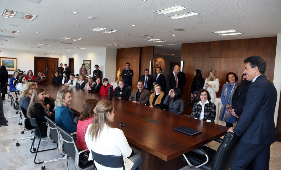 Um grupo formado por 42 diretores de escolas estaduais do Núcleo Regional de Educação de Pato Branco, esteve no Palácio Iguaçu, em Curitiba.