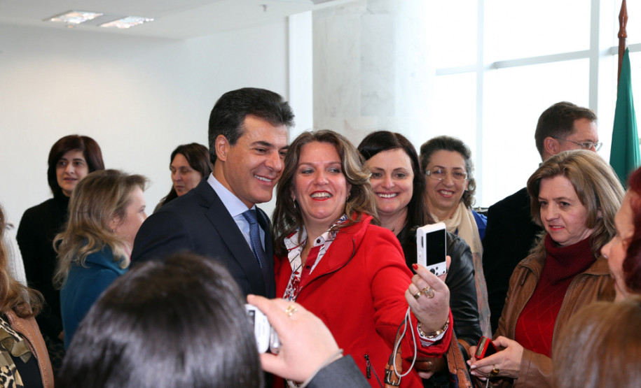 Um grupo formado por 42 diretores de escolas estaduais do Núcleo Regional de Educação de Pato Branco, esteve no Palácio Iguaçu, em Curitiba.