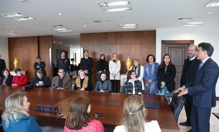 Um grupo formado por 42 diretores de escolas estaduais do Núcleo Regional de Educação de Pato Branco, esteve no Palácio Iguaçu, em Curitiba.
