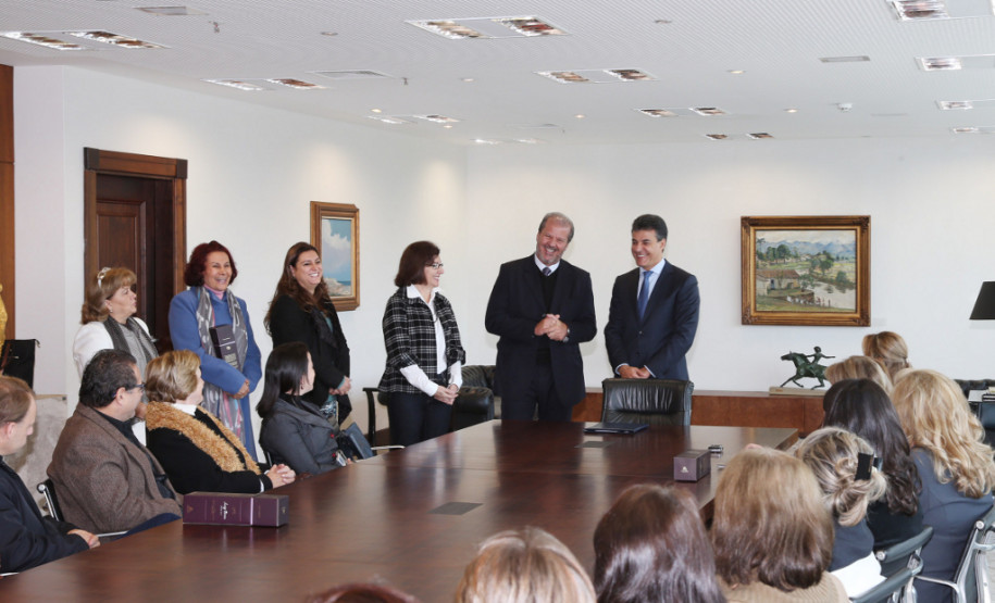 Um grupo formado por 42 diretores de escolas estaduais do Núcleo Regional de Educação de Pato Branco, esteve no Palácio Iguaçu, em Curitiba.