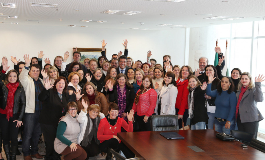Um grupo formado por 42 diretores de escolas estaduais do Núcleo Regional de Educação de Pato Branco, esteve no Palácio Iguaçu, em Curitiba.