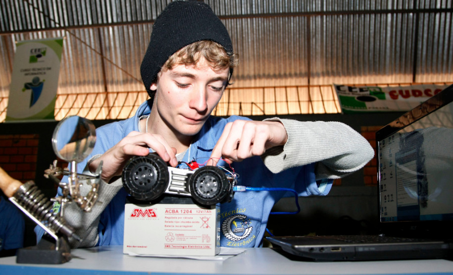 Drones com vôos controlados por rádio e robôs andando em trilhos e cordas marcaram o Primeiro Desafio de Robótica, realizado nesta quarta-feira (28) pelo Centro Estadual de Educação Profissional Pedro Boaretto Neto, em Cascavel, na região Oeste do Estado, na foto Guilherme Biazi Sabin. 28-05-14.