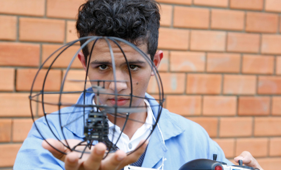 Drones com vôos controlados por rádio e robôs andando em trilhos e cordas marcaram o Primeiro Desafio de Robótica, realizado nesta quarta-feira (28) pelo Centro Estadual de Educação Profissional Pedro Boaretto Neto, em Cascavel, na região Oeste do Estado, aluno Gabriel pilota drone. 28-05-14.