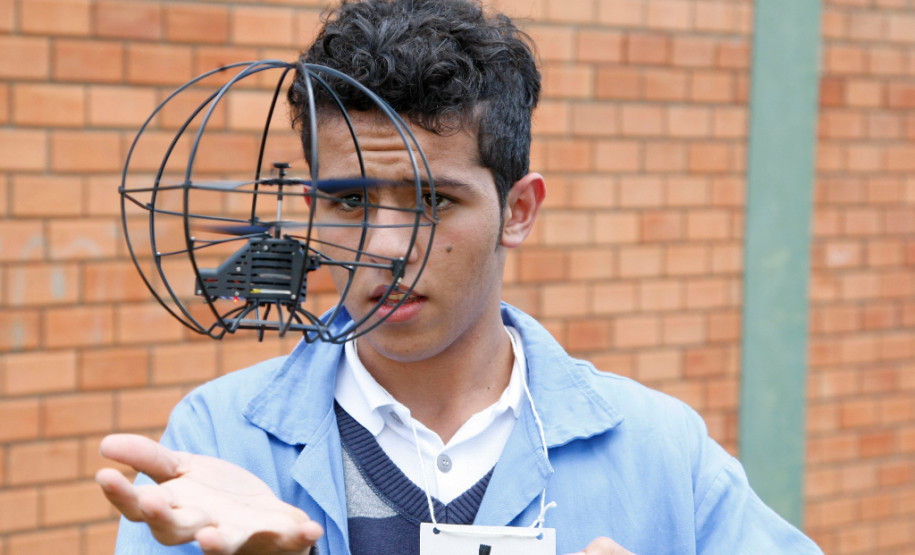Drones com vôos controlados por rádio e robôs andando em trilhos e cordas marcaram o Primeiro Desafio de Robótica, realizado nesta quarta-feira (28) pelo Centro Estadual de Educação Profissional Pedro Boaretto Neto, em Cascavel, na região Oeste do Estado, aluno Gabriel pilota drone. 28-05-14.