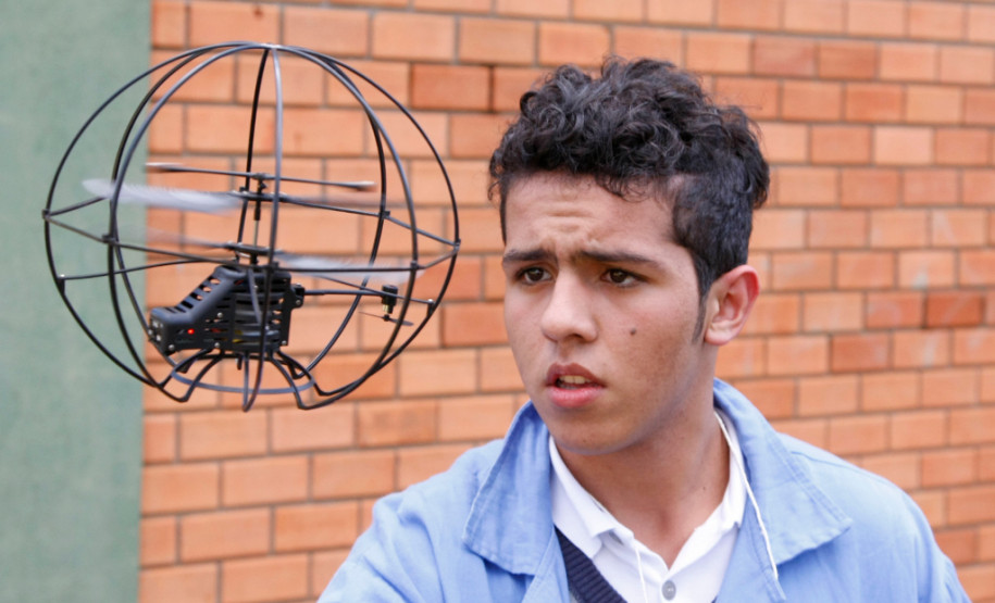 Drones com vôos controlados por rádio e robôs andando em trilhos e cordas marcaram o Primeiro Desafio de Robótica, realizado nesta quarta-feira (28) pelo Centro Estadual de Educação Profissional Pedro Boaretto Neto, em Cascavel, na região Oeste do Estado, aluno Gabriel pilota drone. 28-05-14.