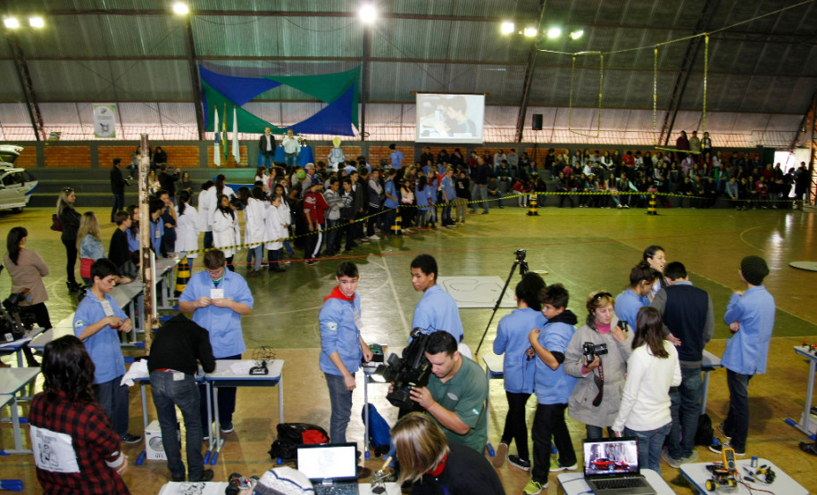 Drones com vôos controlados por rádio e robôs andando em trilhos e cordas marcaram o Primeiro Desafio de Robótica, realizado nesta quarta-feira (28) pelo Centro Estadual de Educação Profissional Pedro Boaretto Neto, em Cascavel, na região Oeste do Estado. 28-05-14.