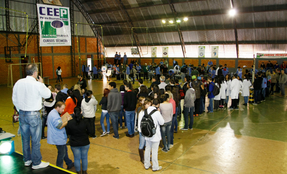 Drones com vôos controlados por rádio e robôs andando em trilhos e cordas marcaram o Primeiro Desafio de Robótica, realizado nesta quarta-feira (28) pelo Centro Estadual de Educação Profissional Pedro Boaretto Neto, em Cascavel, na região Oeste do Estado. 28-05-14.