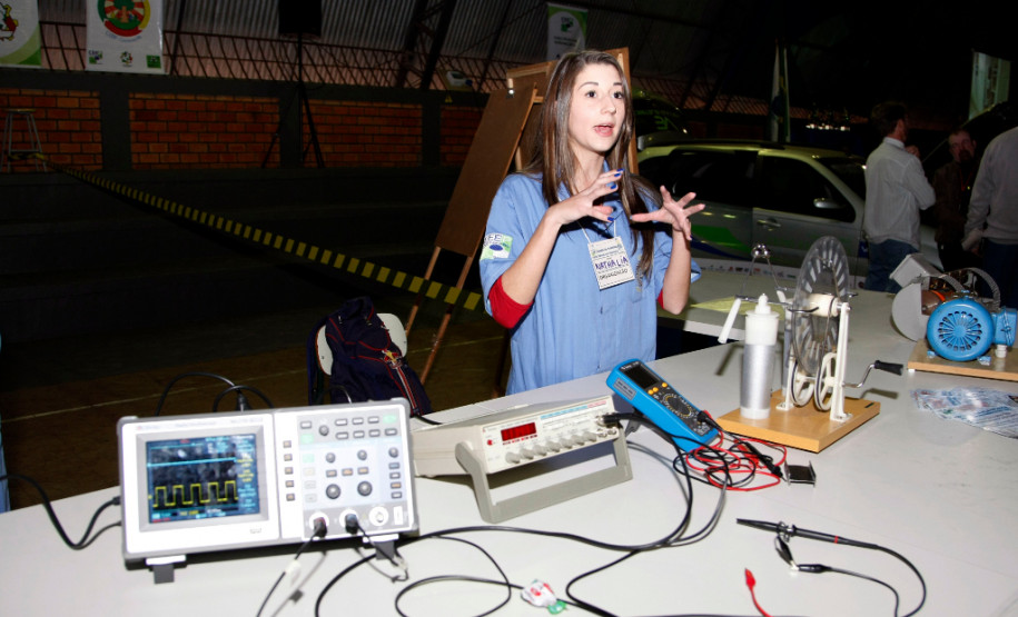 Drones com vôos controlados por rádio e robôs andando em trilhos e cordas marcaram o Primeiro Desafio de Robótica, realizado nesta quarta-feira (28) pelo Centro Estadual de Educação Profissional Pedro Boaretto Neto, em Cascavel, na região Oeste do Estado, aluna Fioravanço Cândido Pedro. 28-05-14.