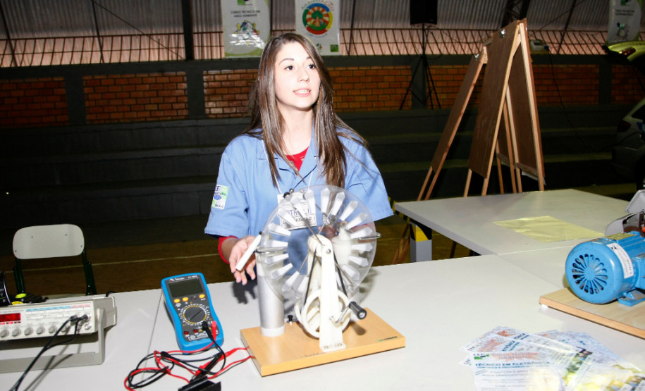 Drones com vôos controlados por rádio e robôs andando em trilhos e cordas marcaram o Primeiro Desafio de Robótica, realizado nesta quarta-feira (28) pelo Centro Estadual de Educação Profissional Pedro Boaretto Neto, em Cascavel, na região Oeste do Estado, aluna Fioravanço Cândido Pedro. 28-05-14.