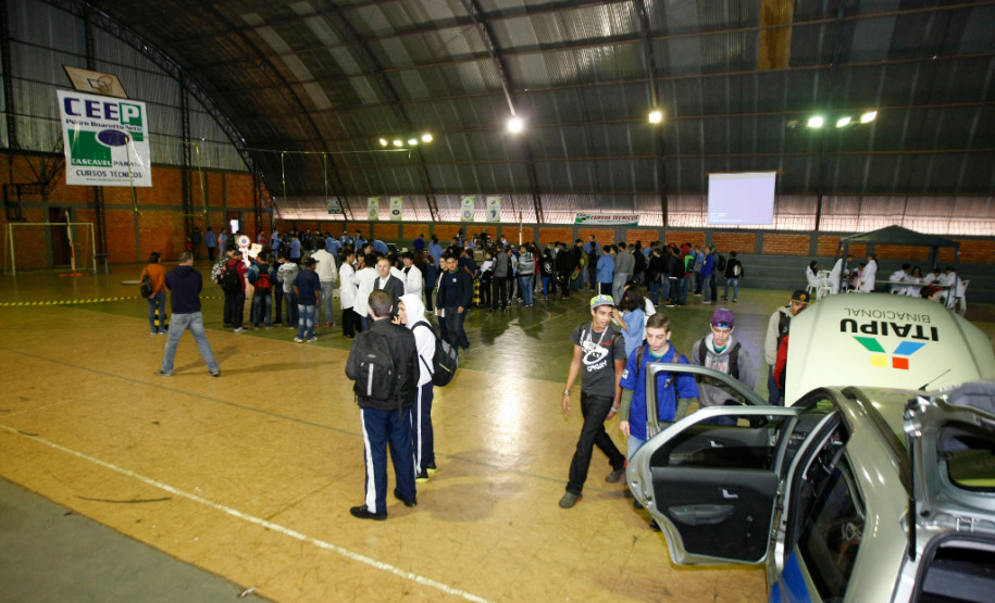 Drones com vôos controlados por rádio e robôs andando em trilhos e cordas marcaram o Primeiro Desafio de Robótica, realizado nesta quarta-feira (28) pelo Centro Estadual de Educação Profissional Pedro Boaretto Neto, em Cascavel. 28-05-14.