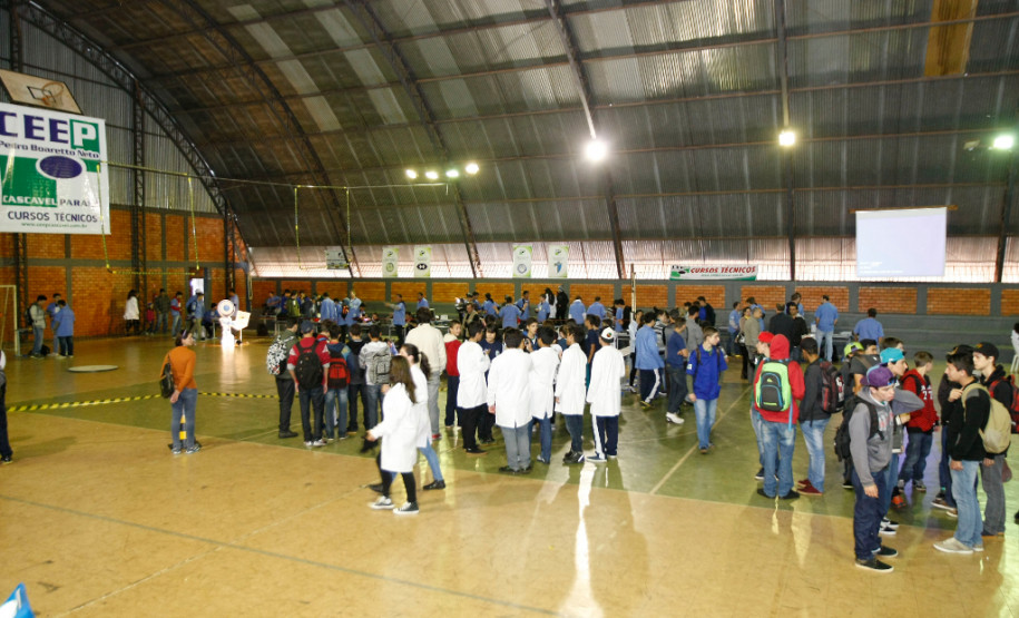 Drones com vôos controlados por rádio e robôs andando em trilhos e cordas marcaram o Primeiro Desafio de Robótica, realizado nesta quarta-feira (28) pelo Centro Estadual de Educação Profissional Pedro Boaretto Neto, em Cascavel. 28-05-14.