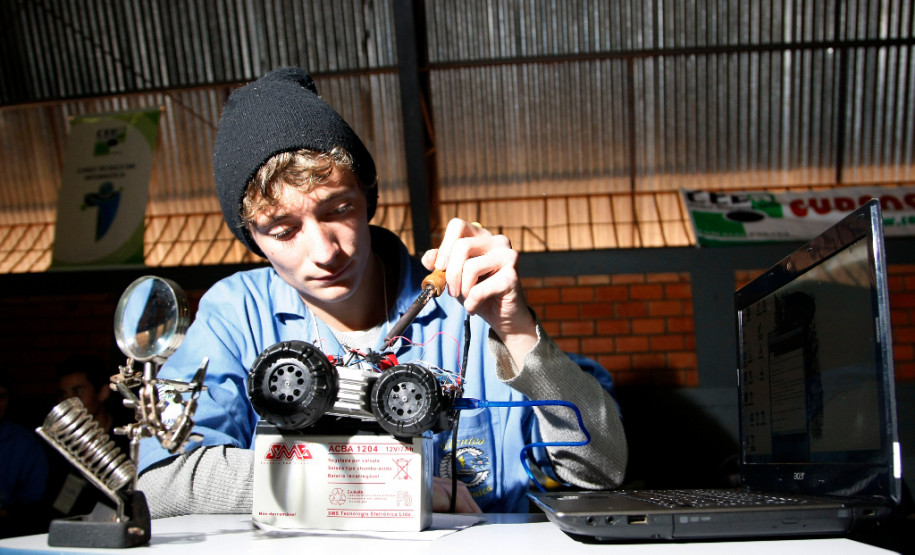 Curso Técnico em Eletrônica desperta talentos científicos Os cursos técnicos oferecidos pelo Governo do Estado, além de preparar e qualificar os jovens para o mundo do trabalho tem despertado jovens talentos científicos. O aluno Guilherme Biazi Sabin, 15 anos, do 2º ano do curso de eletrônica no Centro Estadual de Educação Profissional Pedro Boaretto Neto, em Cascavel, desenvolveu o robô S1-T1, um carrinho guiado por sensores comandados por computador. 28-05-14.