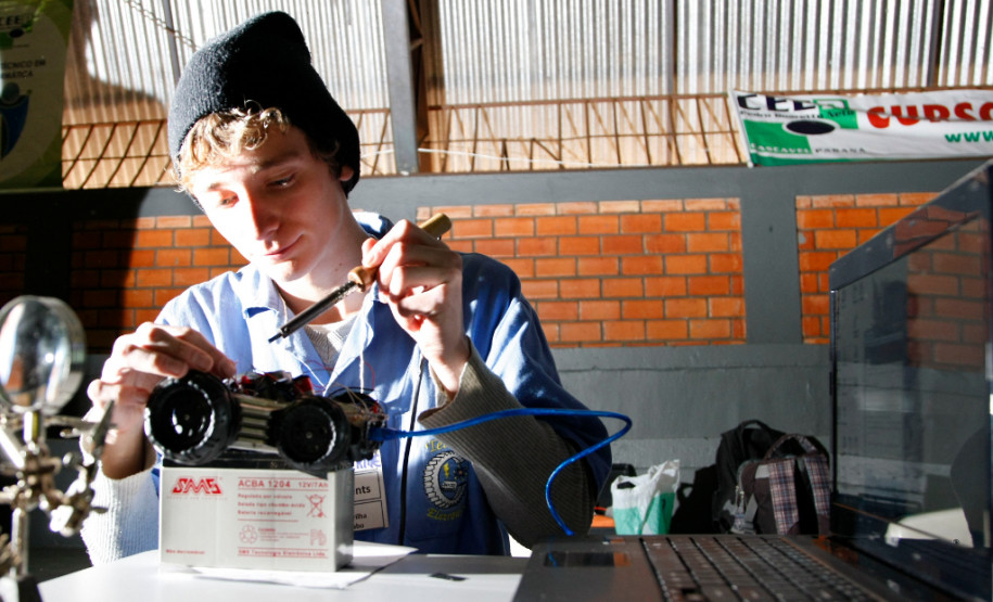 Curso Técnico em Eletrônica desperta talentos científicos Os cursos técnicos oferecidos pelo Governo do Estado, além de preparar e qualificar os jovens para o mundo do trabalho tem despertado jovens talentos científicos. O aluno Guilherme Biazi Sabin, 15 anos, do 2º ano do curso de eletrônica no Centro Estadual de Educação Profissional Pedro Boaretto Neto, em Cascavel, desenvolveu o robô S1-T1, um carrinho guiado por sensores comandados por computador. 28-05-14.