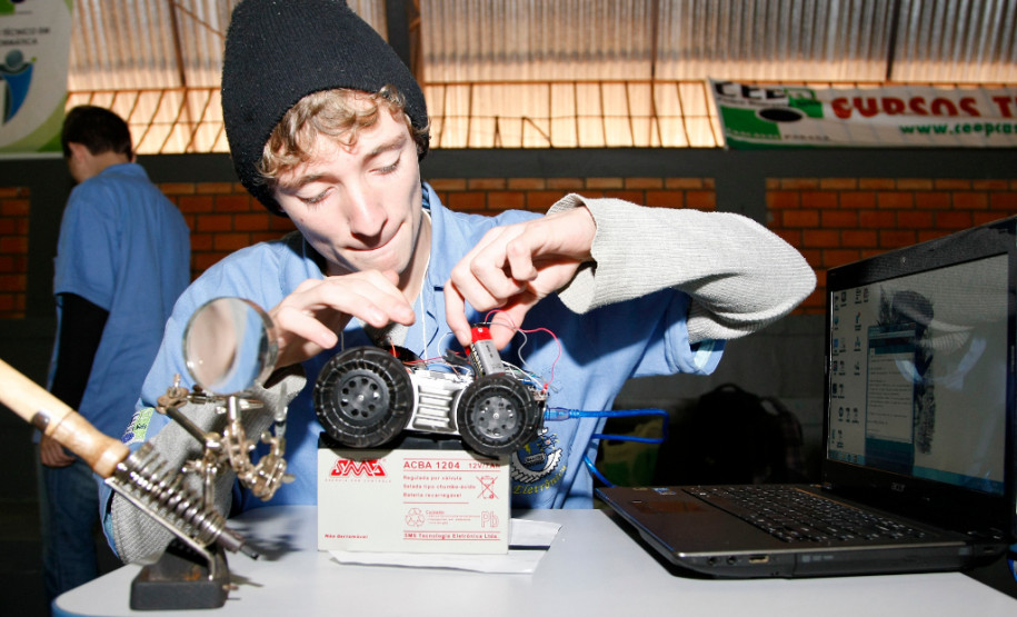 Curso Técnico em Eletrônica desperta talentos científicos Os cursos técnicos oferecidos pelo Governo do Estado, além de preparar e qualificar os jovens para o mundo do trabalho tem despertado jovens talentos científicos. O aluno Guilherme Biazi Sabin, 15 anos, do 2º ano do curso de eletrônica no Centro Estadual de Educação Profissional Pedro Boaretto Neto, em Cascavel, desenvolveu o robô S1-T1, um carrinho guiado por sensores comandados por computador. 28-05-14.