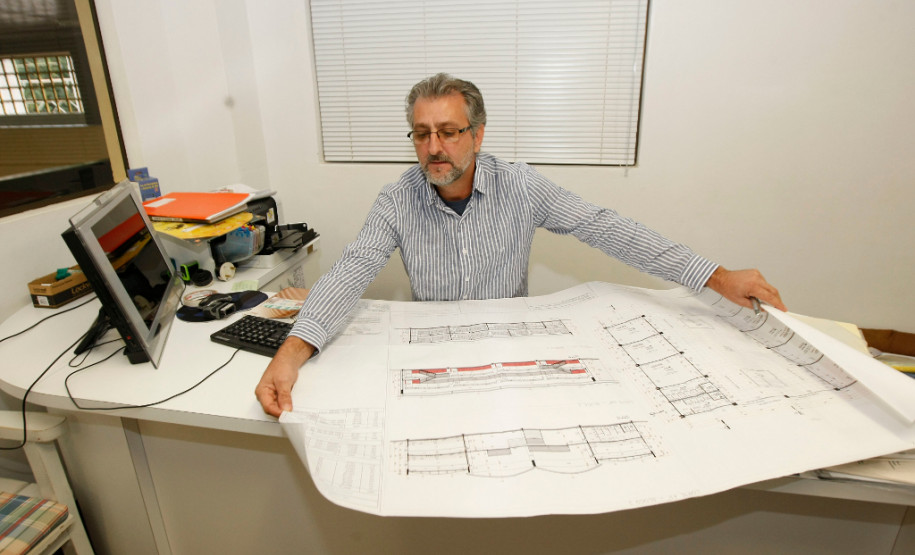 Reforma em CEEP aumentará oferta de vagas Centro Estadual de Educação Profissional Pedro Boaretto Neto, em Cascavel, poderá atender até 3,7 mil alunos após conclusão de obra, na foto o diretor Nildo Santello. 27-05-14.