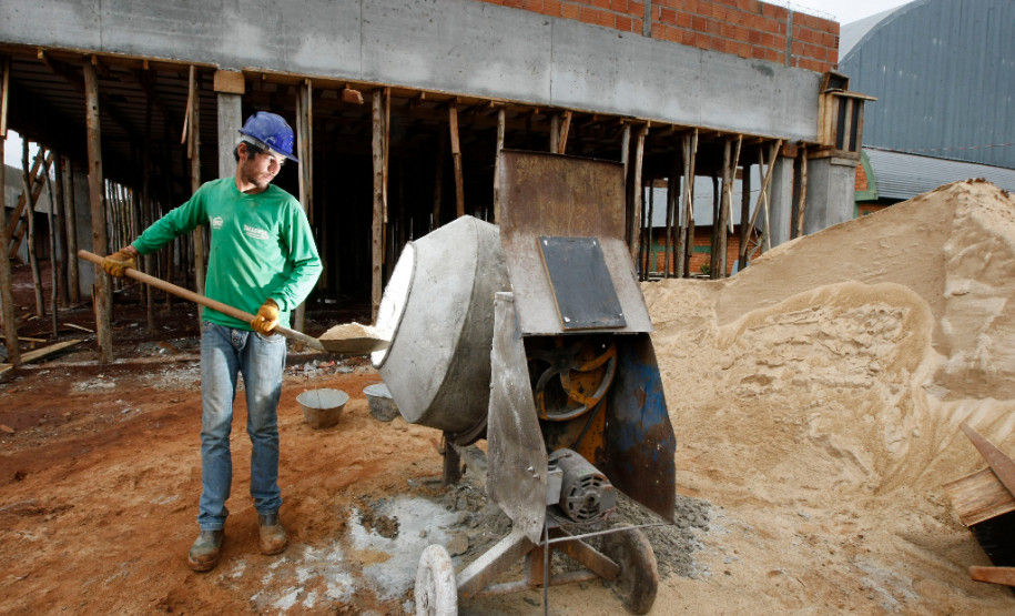 Obras em escolas garantem emprego para trabalhadores CEEP Pedro Boaretto Neto em Cascavel, na foto Wilhan Zvetz Vaz. 27-05-14.