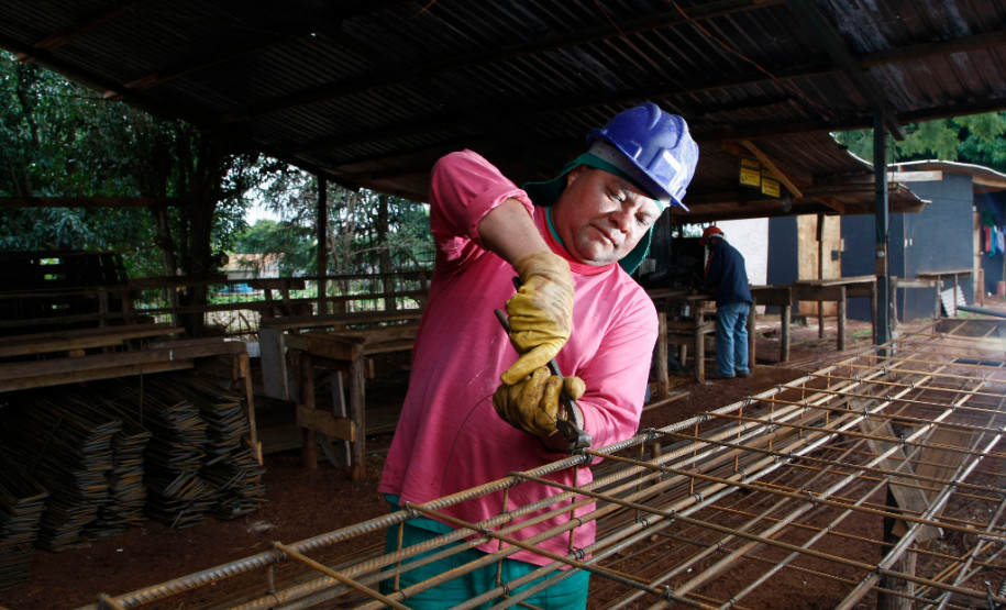 Obras em escolas garantem emprego para trabalhadores CEEP Pedro Boaretto Neto em Cascavel, na foto Vanderlei dos Santos. 27-05-14.