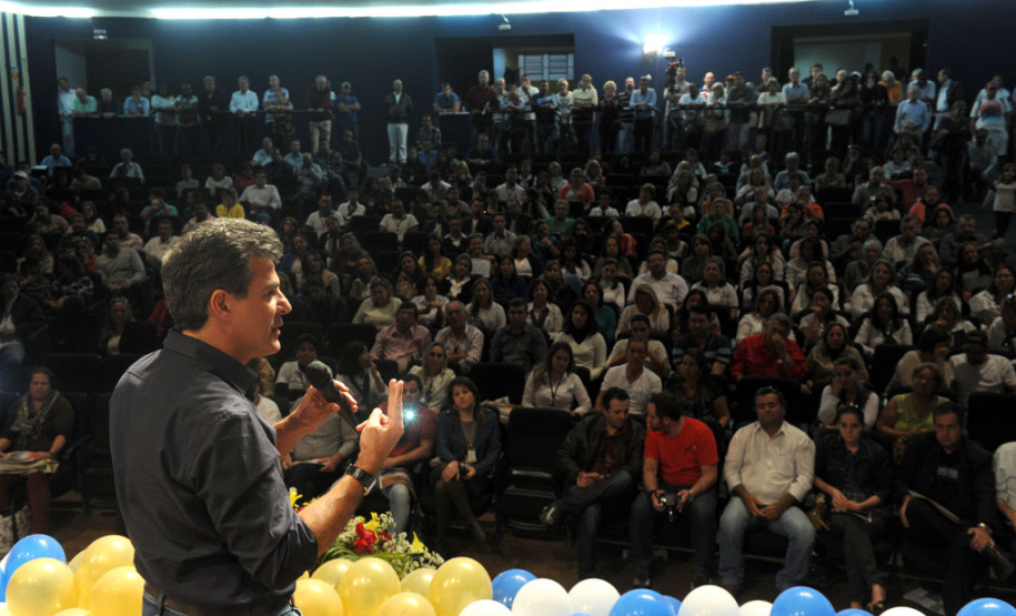O governador Beto Richa assinou nesta sexta-feira (30/05) a ordem de serviços para início das obras de reforma do Colégio Estadual Rui Barbosa, a mais antiga e tradicional escola de Jacarezinho, no Norte Pioneiro. Ele ressaltou que mais de 3 mil colégios estaduais estão passando por reforma ou ampliação. “Isso demonstra o nosso compromisso por uma educação de qualidade, como é aqui em Jacarezinho, com a reforma de um dos mais tradicionais colégios do Paraná”, afirmou.