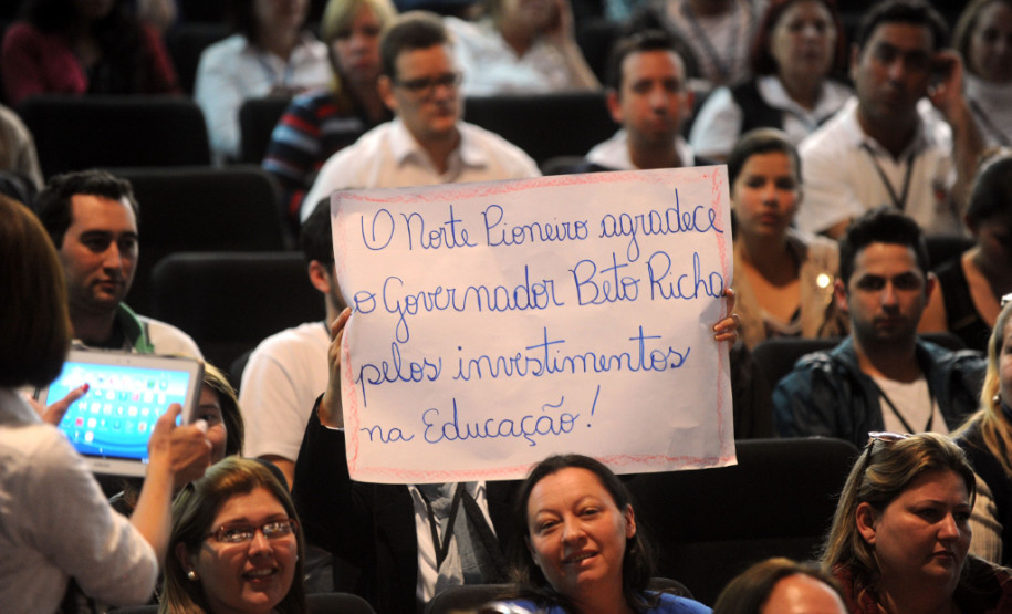 O governador Beto Richa assinou nesta sexta-feira (30/05) a ordem de serviços para início das obras de reforma do Colégio Estadual Rui Barbosa, a mais antiga e tradicional escola de Jacarezinho, no Norte Pioneiro. Ele ressaltou que mais de 3 mil colégios estaduais estão passando por reforma ou ampliação. “Isso demonstra o nosso compromisso por uma educação de qualidade, como é aqui em Jacarezinho, com a reforma de um dos mais tradicionais colégios do Paraná”, afirmou.