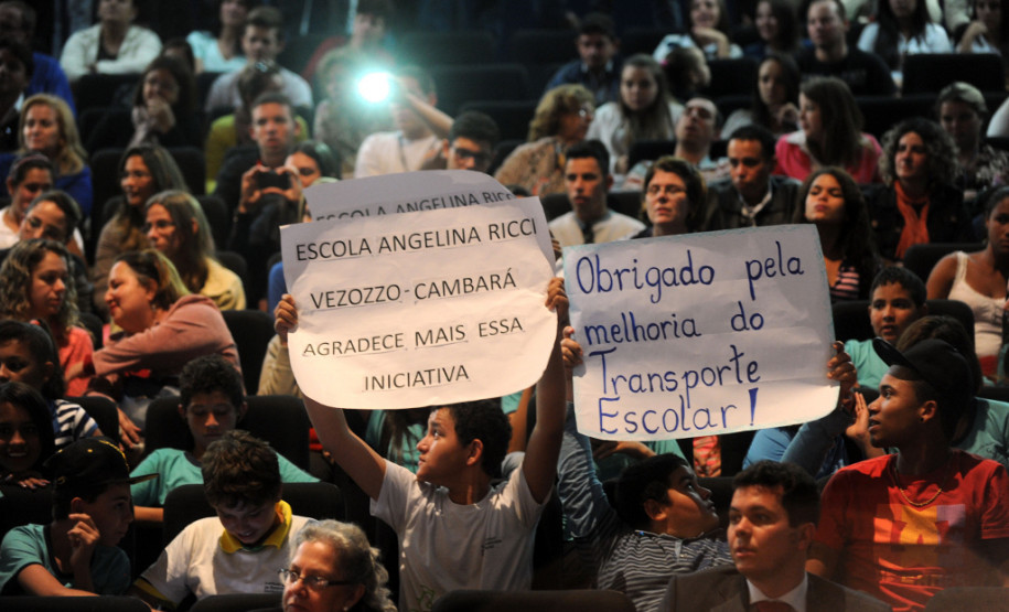 O governador Beto Richa assinou nesta sexta-feira (30/05) a ordem de serviços para início das obras de reforma do Colégio Estadual Rui Barbosa, a mais antiga e tradicional escola de Jacarezinho, no Norte Pioneiro. Ele ressaltou que mais de 3 mil colégios estaduais estão passando por reforma ou ampliação. “Isso demonstra o nosso compromisso por uma educação de qualidade, como é aqui em Jacarezinho, com a reforma de um dos mais tradicionais colégios do Paraná”, afirmou.