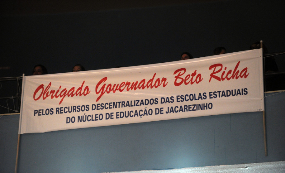 O governador Beto Richa assinou nesta sexta-feira (30/05) a ordem de serviços para início das obras de reforma do Colégio Estadual Rui Barbosa, a mais antiga e tradicional escola de Jacarezinho, no Norte Pioneiro. Ele ressaltou que mais de 3 mil colégios estaduais estão passando por reforma ou ampliação. “Isso demonstra o nosso compromisso por uma educação de qualidade, como é aqui em Jacarezinho, com a reforma de um dos mais tradicionais colégios do Paraná”, afirmou.
