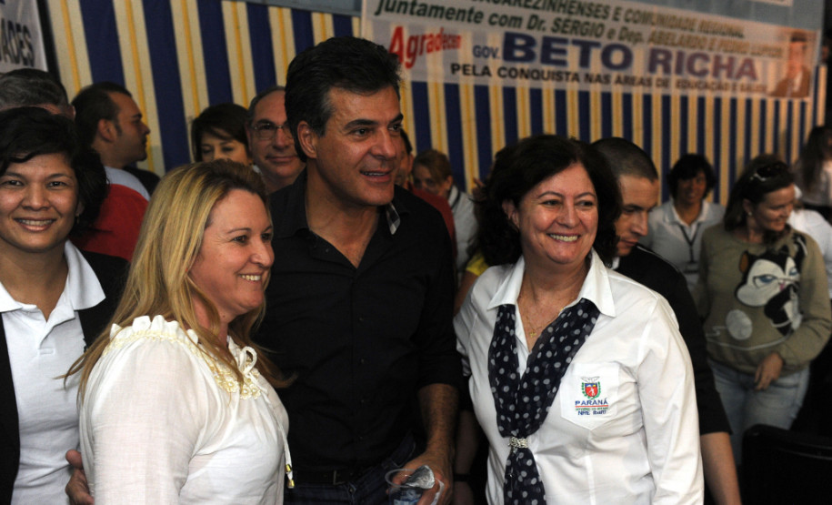 O governador Beto Richa assinou nesta sexta-feira (30/05) a ordem de serviços para início das obras de reforma do Colégio Estadual Rui Barbosa, a mais antiga e tradicional escola de Jacarezinho, no Norte Pioneiro. Ele ressaltou que mais de 3 mil colégios estaduais estão passando por reforma ou ampliação. “Isso demonstra o nosso compromisso por uma educação de qualidade, como é aqui em Jacarezinho, com a reforma de um dos mais tradicionais colégios do Paraná”, afirmou.