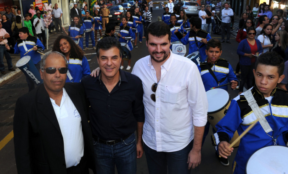O governador Beto Richa assinou nesta sexta-feira (30/05) a ordem de serviços para início das obras de reforma do Colégio Estadual Rui Barbosa, a mais antiga e tradicional escola de Jacarezinho, no Norte Pioneiro. Ele ressaltou que mais de 3 mil colégios estaduais estão passando por reforma ou ampliação. “Isso demonstra o nosso compromisso por uma educação de qualidade, como é aqui em Jacarezinho, com a reforma de um dos mais tradicionais colégios do Paraná”, afirmou.