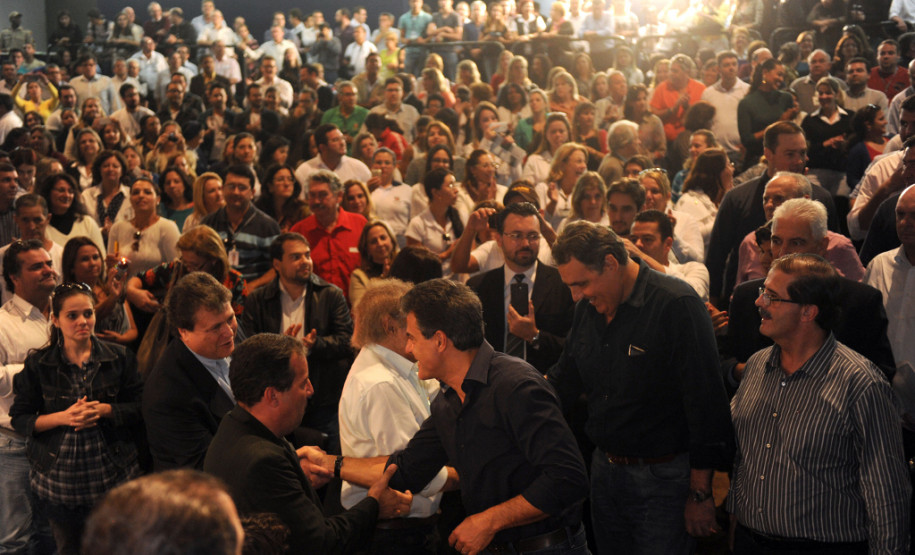 O governador Beto Richa assinou nesta sexta-feira (30/05) a ordem de serviços para início das obras de reforma do Colégio Estadual Rui Barbosa, a mais antiga e tradicional escola de Jacarezinho, no Norte Pioneiro. Ele ressaltou que mais de 3 mil colégios estaduais estão passando por reforma ou ampliação. “Isso demonstra o nosso compromisso por uma educação de qualidade, como é aqui em Jacarezinho, com a reforma de um dos mais tradicionais colégios do Paraná”, afirmou.