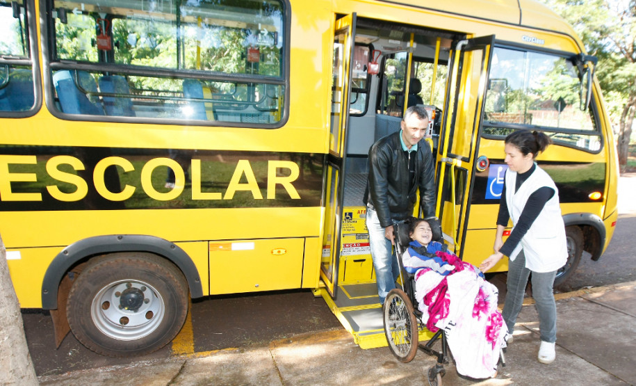 O micro-ônibus é equipado com plataformas elevadas, cadeiras de rodas e 44 bancos mais largos. O mesmo veículo faz parte da rotina dos alunos da Apae Emílio Mudrey, do município de Anahy. “Esse ônibus foi a realização de um sonho para os nossos alunos, entre eles o meu filho que também estuda na Apae e depende de transporte”, diz Iris Cesário Lima, mãe do aluno Lucas Cesário Lima.