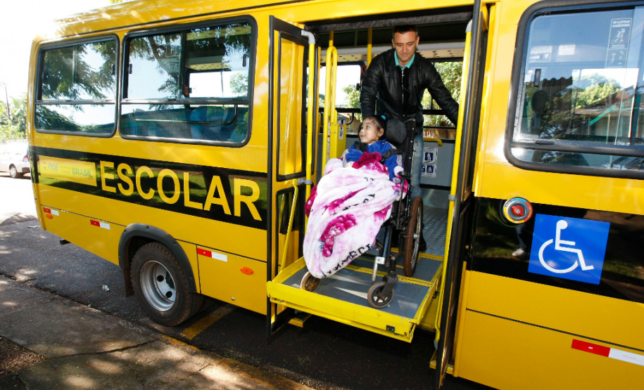 O micro-ônibus é equipado com plataformas elevadas, cadeiras de rodas e 44 bancos mais largos. O mesmo veículo faz parte da rotina dos alunos da Apae Emílio Mudrey, do município de Anahy. “Esse ônibus foi a realização de um sonho para os nossos alunos, entre eles o meu filho que também estuda na Apae e depende de transporte”, diz Iris Cesário Lima, mãe do aluno Lucas Cesário Lima.