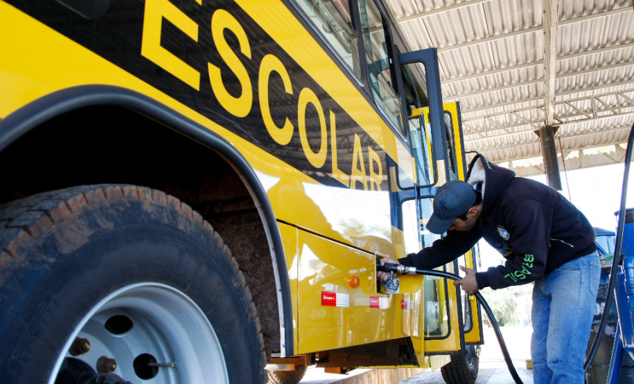 O novo ônibus usado pela Associação de Pais e Amigos dos Excepcionais (Apae) de Campo Bonito, município do Oeste, transporta com mais segurança os alunos e produz economia para a escola. Por mês R$ 700,00 deixaram de ser gasto com combustível depois que o Governo do Estado entregou no início desse ano um micro-ônibus adaptado e a escola passou a fazer apenas uma única viagem para transportar diariamente os 52 alunos de casa para a escola.