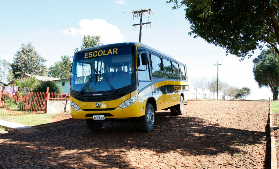 O novo ônibus usado pela Associação de Pais e Amigos dos Excepcionais (Apae) de Campo Bonito, município do Oeste, transporta com mais segurança os alunos e produz economia para a escola. Por mês R$ 700,00 deixaram de ser gasto com combustível depois que o Governo do Estado entregou no início desse ano um micro-ônibus adaptado e a escola passou a fazer apenas uma única viagem para transportar diariamente os 52 alunos de casa para a escola.