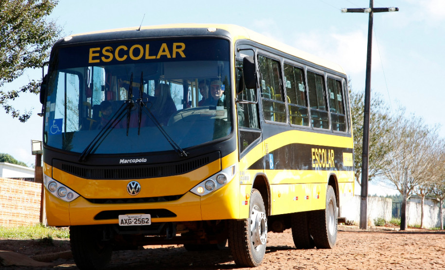 O novo ônibus usado pela Associação de Pais e Amigos dos Excepcionais (Apae) de Campo Bonito, município do Oeste, transporta com mais segurança os alunos e produz economia para a escola. Por mês R$ 700,00 deixaram de ser gasto com combustível depois que o Governo do Estado entregou no início desse ano um micro-ônibus adaptado e a escola passou a fazer apenas uma única viagem para transportar diariamente os 52 alunos de casa para a escola.