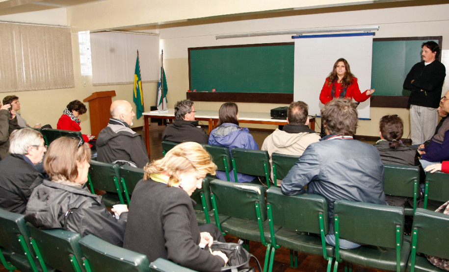 Diretores, coordenadores e professores das Casas Familiares Rurais da França, da região de Rhône-Alpes, conheceram nessa segunda-feira (2) as instalações do Centro Estadual de Educação Profissional Newton Freire Maia, em Pinhais, Região Metropolitana de Curitiba. Durante a visita os profissionais conversaram com professores e alunos sobre o funcionamento dos cursos.