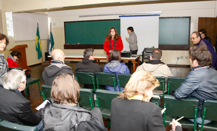 Diretores, coordenadores e professores das Casas Familiares Rurais da França, da região de Rhône-Alpes, conheceram nessa segunda-feira (2) as instalações do Centro Estadual de Educação Profissional Newton Freire Maia, em Pinhais, Região Metropolitana de Curitiba. Durante a visita os profissionais conversaram com professores e alunos sobre o funcionamento dos cursos.