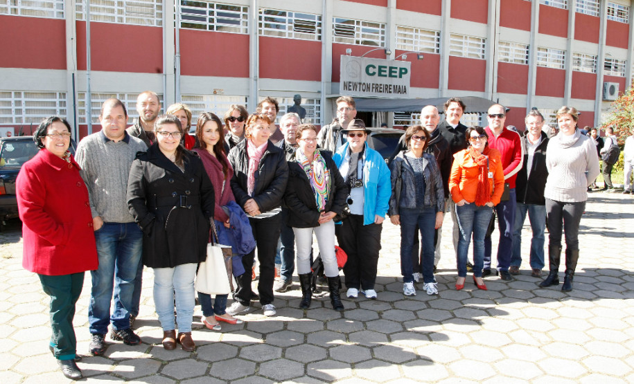 Diretores, coordenadores e professores das Casas Familiares Rurais da França, da região de Rhône-Alpes, conheceram nessa segunda-feira (2) as instalações do Centro Estadual de Educação Profissional Newton Freire Maia, em Pinhais, Região Metropolitana de Curitiba. Durante a visita os profissionais conversaram com professores e alunos sobre o funcionamento dos cursos.