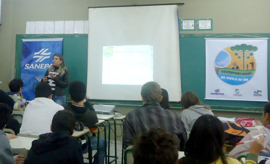 Na foto, alunos do Colégio Estadual Adiles Bordin.